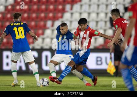 Asunción, Paraguay. 8 juin 2021; Defensores del Chaco Stadium, Asunción, Paraguay; coupe du monde de football 2022 qualificatifs; Paraguay contre Brésil; Robert Rojas du Paraguay défis Richarlison du Brésil crédit: Action plus Sports Images/Alamy Live News Banque D'Images