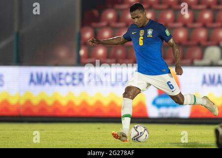 Asunción, Paraguay. 8 juin 2021; Defensores del Chaco Stadium, Asunción, Paraguay; coupe du monde de football 2022 qualificatifs; Paraguay contre Brésil; Alex Sandro du Brésil crédit: Action plus Sports Images/Alamy Live News Banque D'Images