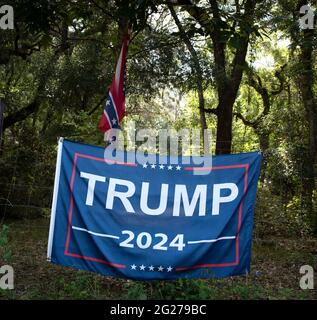 Brooksville, Floride, États-Unis. 8 juin 2021. Un drapeau qui soutient la campagne de l'ancien président Donald TrumpÃs pour retourner au bureau ovale en 2024 est exposé le long d'une route rurale dans le centre de la Floride. Credit: Robin Rayne/ZUMA Wire/Alay Live News Banque D'Images