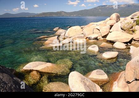 ETATS-UNIS; LAC TAHOE, CÔTÉ NEVADA; GRANDS ROCHERS LE LONG DE LA RIVE PRÈS DU VILLAGE INCLINÉ, NEVADA Banque D'Images