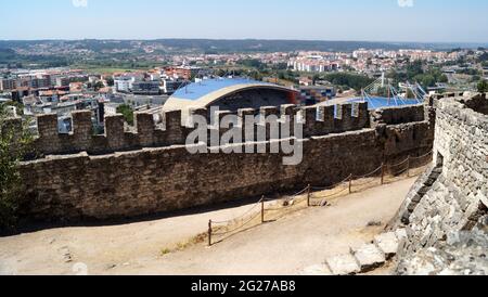 Vue sur le mur du château, depuis le Keep, de la ville ci-dessous et le paysage du comté en arrière-plan, Leiria, Portugal Banque D'Images