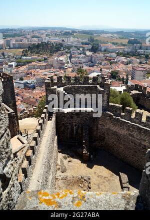 Vue sur le mur du château, depuis le Keep, de la ville ci-dessous et le paysage du comté en arrière-plan, Leiria, Portugal Banque D'Images