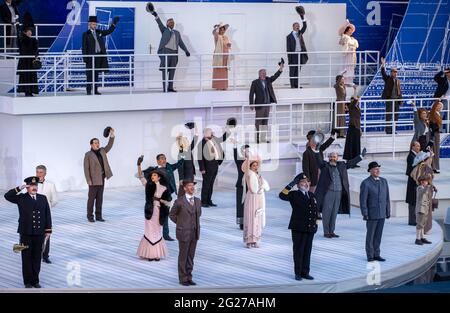 Schwerin, Allemagne. 07e juin 2021. Chanteurs, acteurs et danseurs se produisent dans la comédie musicale 'Titanic' sur la scène du Festival du château de Schwerin. Le théâtre d'État de Mecklembourg Schwerin commence la saison en plein air dans le Mecklembourg-Poméranie-Occidentale le 11.06.2021 avec la comédie musicale 'Titanic'. Jusqu'à 600 visiteurs sont autorisés aux représentations avec 65 acteurs sur la scène entre le château et le théâtre d'État. En fait, les tribunes peuvent accueillir 2,000 spectateurs. Credit: Jens Büttner/dpa-Zentralbild/dpa/Alay Live News Banque D'Images