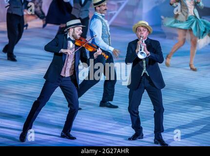 Schwerin, Allemagne. 07e juin 2021. Musiciens, chanteurs et acteurs se produisent dans la comédie musicale 'Titanic' sur la scène du Festival du château de Schwerin. Le théâtre d'État de Mecklembourg Schwerin commence la saison en plein air dans le Mecklembourg-Poméranie-Occidentale le 11.06.2021 avec la comédie musicale 'Titanic'. Jusqu'à 600 visiteurs sont autorisés aux représentations avec 65 acteurs sur la scène entre le château et le théâtre d'État. En fait, les tribunes peuvent accueillir 2,000 spectateurs. Credit: Jens Büttner/dpa-Zentralbild/dpa/Alay Live News Banque D'Images