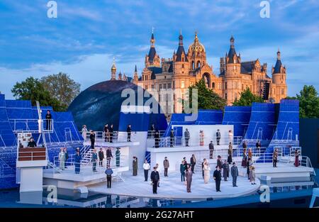 Schwerin, Allemagne. 07e juin 2021. Chanteurs, acteurs et danseurs se produisent dans la comédie musicale 'Titanic' sur la scène du Festival du château de Schwerin. Le théâtre d'État de Mecklembourg Schwerin commence la saison en plein air dans le Mecklembourg-Poméranie-Occidentale le 11.06.2021 avec la comédie musicale 'Titanic'. Jusqu'à 600 visiteurs sont autorisés aux représentations avec 65 acteurs sur la scène entre le château et le théâtre d'État. En fait, les tribunes peuvent accueillir 2,000 spectateurs. Credit: Jens Büttner/dpa-Zentralbild/dpa/Alay Live News Banque D'Images