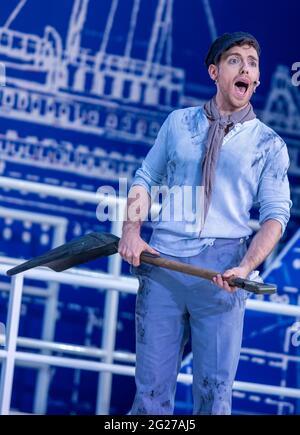 Schwerin, Allemagne. 07e juin 2021. Dennis Weissert comme stoker Barret chante dans la comédie musicale 'Titanic' sur la scène du Festival du château de Schwerin. Le théâtre d'État de Mecklembourg Schwerin commence la saison en plein air dans le Mecklembourg-Poméranie-Occidentale le 11.06.2021 avec la comédie musicale 'Titanic'. Jusqu'à 600 visiteurs sont autorisés aux représentations avec 65 acteurs sur la scène entre le château et le théâtre d'État. En fait, les tribunes peuvent accueillir 2,000 spectateurs. Credit: Jens Büttner/dpa-Zentralbild/dpa/Alay Live News Banque D'Images