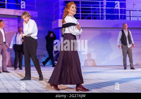 Schwerin, Allemagne. 07e juin 2021. Carmen Danen dans le rôle de Kate McGowan chante dans la comédie musicale 'Titanic' sur scène au Schwerin Castle Festival. Le théâtre d'État de Mecklembourg Schwerin commence la saison en plein air dans le Mecklembourg-Poméranie-Occidentale le 11.06.2021 avec la comédie musicale 'Titanic'. Jusqu'à 600 visiteurs sont autorisés aux représentations avec 65 acteurs sur la scène entre le château et le théâtre d'État. En fait, les tribunes peuvent accueillir 2,000 spectateurs. Credit: Jens Büttner/dpa-Zentralbild/dpa/Alay Live News Banque D'Images