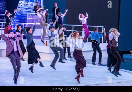 Schwerin, Allemagne. 07e juin 2021. Carmen Danen (M) danse dans le rôle de Kate McGowan dans la comédie musicale 'Titanic' sur la scène du Festival du château de Schwerin. Le théâtre d'État de Mecklembourg Schwerin commence la saison en plein air dans le Mecklembourg-Poméranie-Occidentale le 11.06.2021 avec la comédie musicale 'Titanic'. Jusqu'à 600 visiteurs sont autorisés aux représentations avec 65 acteurs sur la scène entre le château et le théâtre d'État. En fait, les tribunes peuvent accueillir 2,000 spectateurs. Credit: Jens Büttner/dpa-Zentralbild/dpa/Alay Live News Banque D'Images