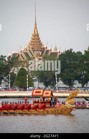 Vue sur la procession de la Barge royale sur le fleuve Chao Phraya avec la toile de fond du Grand Palais de Bangkok. Banque D'Images