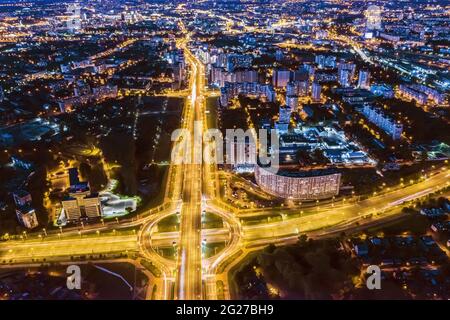 vue panoramique aérienne de l'intersection du rond-point dans le quartier résidentiel la nuit Banque D'Images