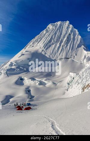 Les alpinistes ont installé un camping sur la montagne d'Alpamayo au Pérou. Banque D'Images