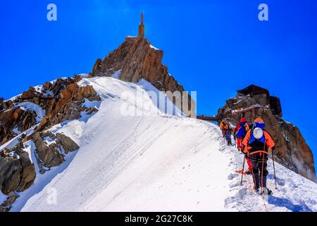 Alpinistes grimpant à l'aiguille du midi (Mont blanc), France. Banque D'Images