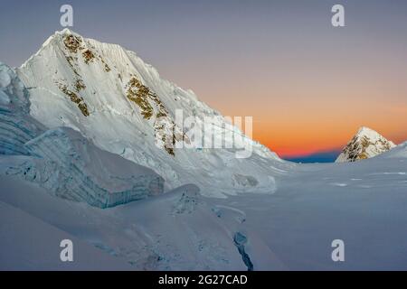 Lever du soleil sur la montagne Quitaraju dans la Cordillère Blanca, dans les Andes du Pérou. Banque D'Images