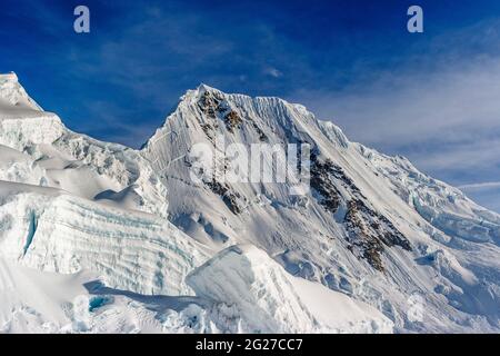 La montagne de Quitaraju dans la Cordillère Blanca dans les Andes du Pérou. Banque D'Images