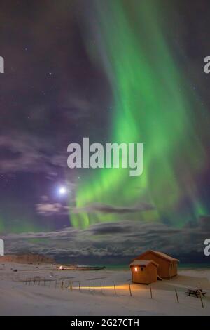 Lumières du nord sur une cabine sur la plage de Flakstad (îles Lofoten), Norvège. Banque D'Images