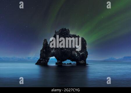 Lumières du nord sur Hvitserkur, une spectaculaire formation de roche en Islande. Banque D'Images