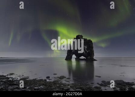 Lumières du nord sur Hvitserkur, une spectaculaire formation de roche en Islande. Banque D'Images