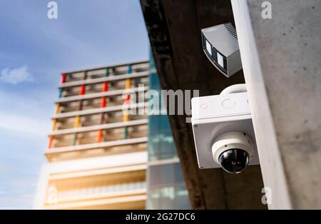 Caméra de vidéosurveillance système vidéo pour la sécurité installé à l'extérieur du bâtiment de bureau. Télévision en circuit fermé . Système de sécurité électronique CCTV. Police Banque D'Images