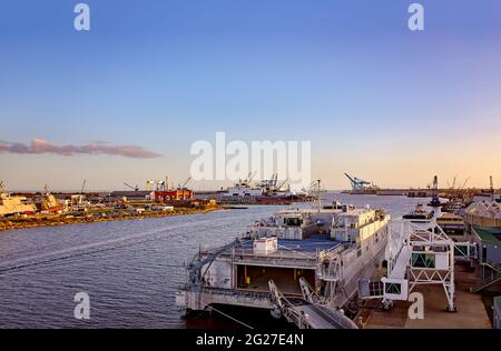 L'USNS Brunswick est amarré au terminal de croisière de l'Alabama, près du port de Mobile, le 27 novembre 2015, à Mobile, Alabama. Banque D'Images