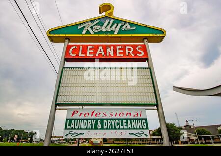 L’emblématique porte-manteau des nettoyeurs Kelly est représenté le 10 juillet 2016 à Mobile, Alabama. Les nettoyeurs à sec sont en activité depuis 1946. Banque D'Images