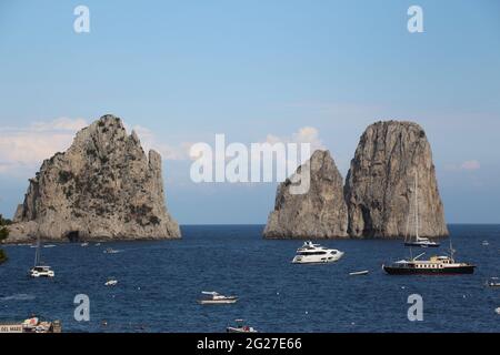 Il Pacha III della principessa Caroline di Monaco e Charlotte Casiraghi davanti ai Faraglioni di Capri Banque D'Images