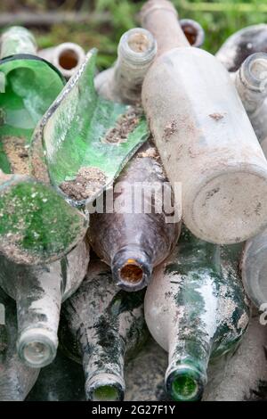 Vider les bouteilles en verre dans un tas. Collecte et tri des déchets. Banque D'Images