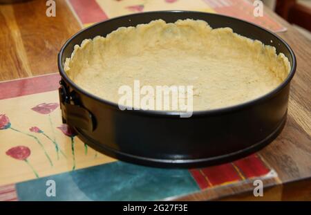 La forme est doublée de pâte pour faire la tarte au fromage, recette étape par étape de l'Internet Banque D'Images