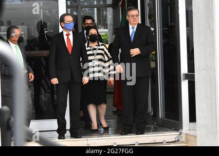 Mexico (Mexique), 08/06/2021, Marcelo Ebrard, ministre des Affaires étrangères, lors du retour du vice-président Kamala Harris à la base conjointe Andrews à Washington, DC. Après sa visite de travail au Mexique à l'aéroport international Benito Juarez, le 8 juin 2021 à Mexico, Mexique. Photo de Carlos Tischer/Eyepix/ABACAPRESS.COM Banque D'Images