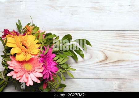 Belle image romantique de bouquet de fleurs de gerbera multicolores sur fond de bois. Agencement floral de cartes postales, affiches, peinture d'intérieur Banque D'Images