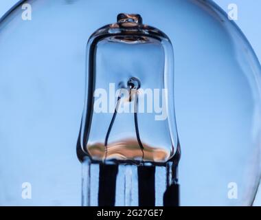 Vue des bobines de filament et de l'intérieur d'une ampoule halogène. Les ventes de lampes halogènes seront interdites à partir de septembre, avec des lampes fluorescentes haute énergie pour suivre, dans le cadre des plans climatiques du gouvernement. Date de la photo: Mardi 8 juin 2021. Banque D'Images