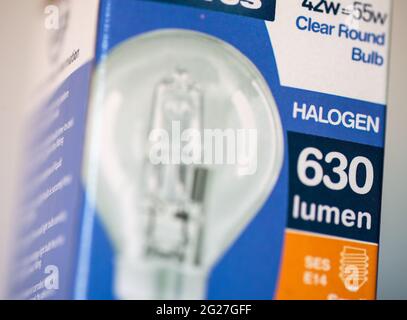 Vue de l'emballage d'une ampoule halogène. Les ventes de lampes halogènes seront interdites à partir de septembre, avec des lampes fluorescentes haute énergie pour suivre, dans le cadre des plans climatiques du gouvernement. Date de la photo: Mardi 8 juin 2021. Banque D'Images