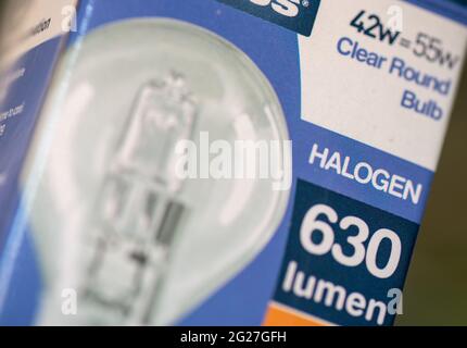Vue de l'emballage d'une ampoule halogène. Les ventes de lampes halogènes seront interdites à partir de septembre, avec des lampes fluorescentes haute énergie pour suivre, dans le cadre des plans climatiques du gouvernement. Date de la photo: Mardi 8 juin 2021. Banque D'Images
