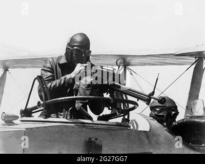 Le chef de la marine américaine Machainist Mates prenant la pratique de la mitrailleuse dans leur avion pendant la première Guerre mondiale. Banque D'Images