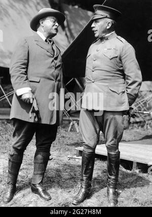 Theodore Roosevelt en conversation profonde avec le général Leonard Wood pendant la première Guerre mondiale. Banque D'Images