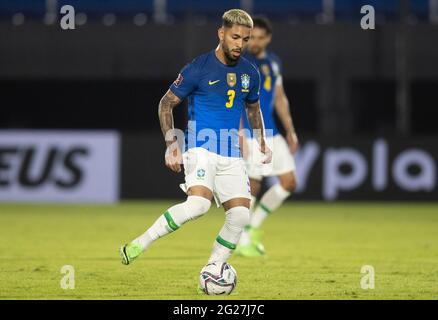 Asunción, Paraguay. 08 juin 2021 ; Defensores del Chaco Stadium, Asunción, Paraguay ; qualifications de la coupe du monde de football 2022 ; Paraguay contre Brésil ; Douglas Luiz du Brésil crédit : action plus Sports Images/Alamy Live News Banque D'Images