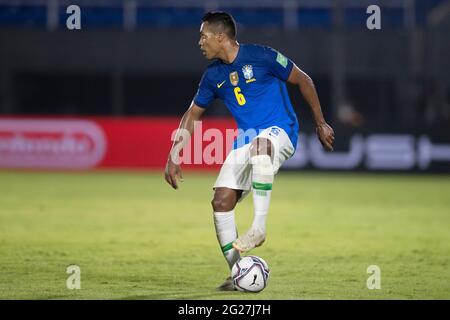 Asunción, Paraguay. 08 juin 2021 ; Defensores del Chaco Stadium, Asunción, Paraguay ; qualifications de la coupe du monde de football 2022 ; Paraguay contre Brésil ; Alex Sandro du Brésil crédit : action plus Sports Images/Alamy Live News Banque D'Images