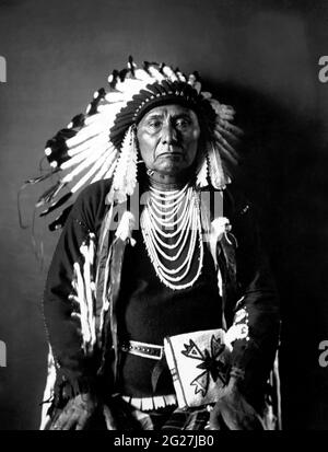 Le chef Joseph de la tribu des nez Perce en robe tribale traditionnelle, vers 1900. Banque D'Images