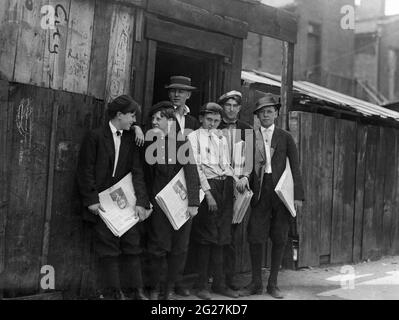 Les truants qui pendaient autour à Saint-Louis Missouri, alors que les garçons auraient dû être à l'école, 1910. Banque D'Images