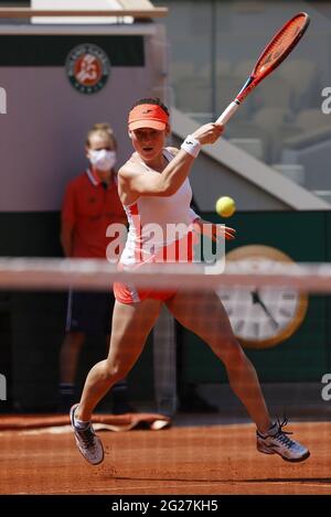 Paris, France, le 8 juin 2021 Tamara Zidansek, de Slovénie, en action contre Paula Badosa, d'Espagne, lors du quart de finale du tournoi de tennis Roland-Garros 2021, Grand Slam, le 8 juin 2021 au stade Roland-Garros à Paris, France - photo Nicol Knightman / DPPI Banque D'Images