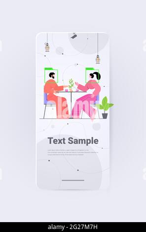 les personnes qui boivent du café dans un café caméra de sécurité surveillance système de vidéosurveillance identification visage reconnaissance Illustration de Vecteur