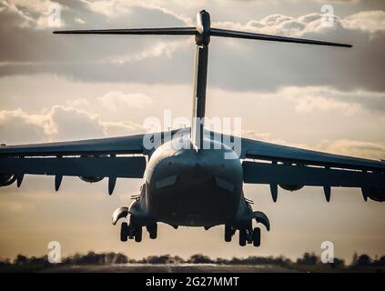 Un Globemaster C-17 de la Royal Air Force s'approche pour atterrir sur la piste. Banque D'Images