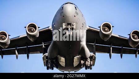 Un Globemaster C-17 de la Royal Air Force s'approche pour atterrir sur la piste. Banque D'Images