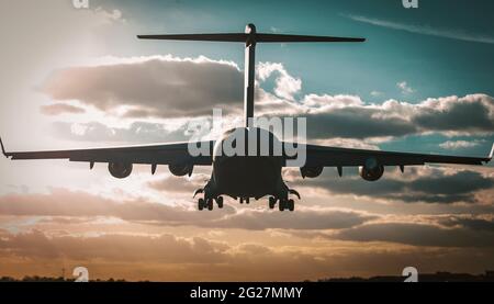 Un Globemaster C-17 de la Royal Air Force s'approche pour atterrir sur la piste. Banque D'Images