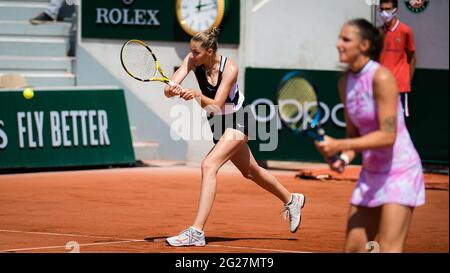 Paris, France, le 8 juin 2021 Karolina Pliskova et Krivyna Pliskova de la République tchèque jouent en double au Roland-Garros 2021, tournoi de tennis Grand Slam le 8 juin 2021 au stade Roland-Garros de Paris, France - photo Rob Prange / Espagne DPPI / DPPI / LiveMedia Banque D'Images