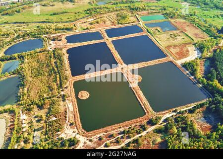 Vue aérienne des étangs pour recueillir les eaux pluviales. Bassins de rétention d'eau de pluie, vue plongeante. Piscines artificielles pour système d'irrigation Banque D'Images