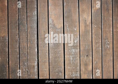 Mur en bois brun patiné à partir de vieux panneaux en bois. Arrière-plan avec la texture du bois brun Banque D'Images