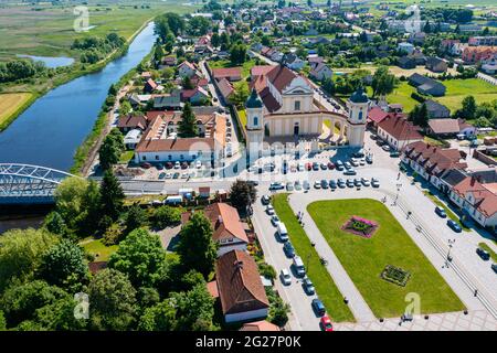 Vue aérienne de Tykocin, de la place de la ville et de l'église de la Sainte-Trinité Banque D'Images