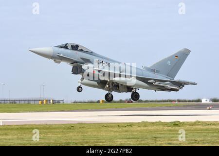 Force aérienne allemande EF.2000 Eurofighter débarquant à RAF Waddington, Angleterre. Banque D'Images