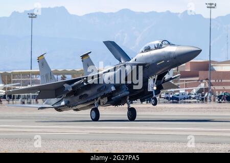Un U.S. Air Force F-15E Strike Eagle à l'atterrissage à Nellis Air Force Base, au Nevada. Banque D'Images