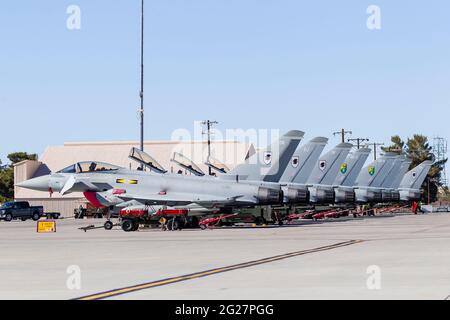 Une rangée de chasseurs Eurofighter de la Royal Air Force à la base aérienne de Nellis, Nevada. Banque D'Images